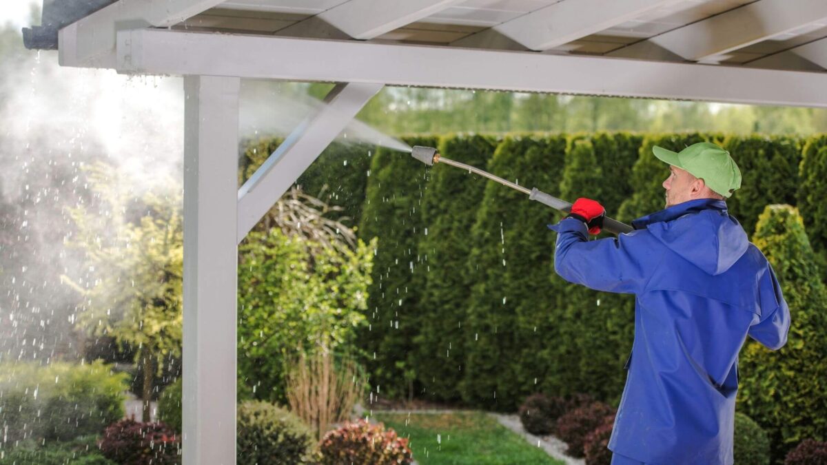 How Low Pressure House Washing Works